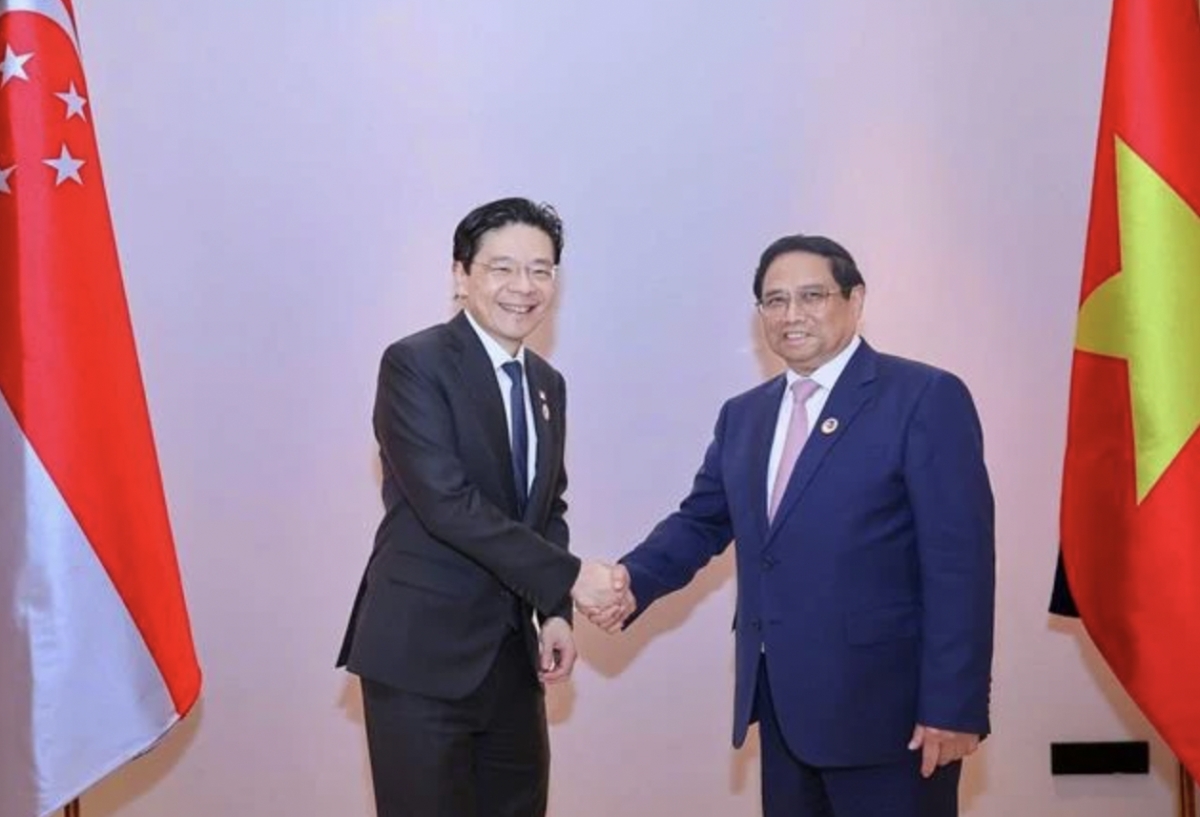 Vietnamese, Singaporean PMs hold talks for first time